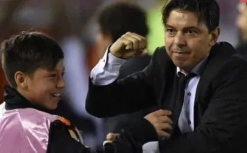 Matías de alcanzapelotas y su padre Marcelo como DT (Instagram Matías Gallardo)