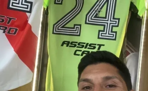 Enzo ya se sacó una foto en el vestuario, posando con el buzo que utilizará esta noche.