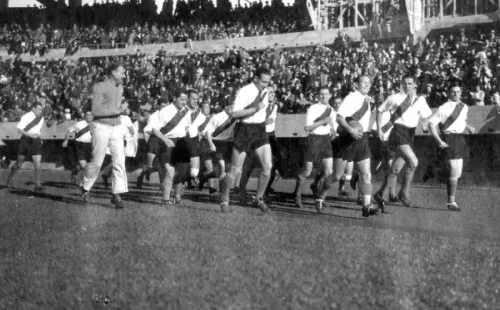 Postal del momento en el que se inauguraba el estadio, unos días antes del partido frente a Independiente (Prensa River)
