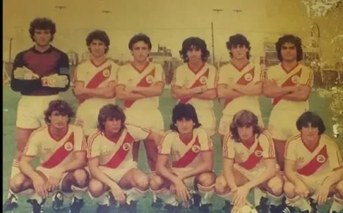 Raúl Medri, el primero de abajo a la izquierda, en la Reserva en 1986.