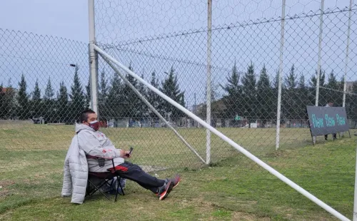 Gordillo observando las inferiores en Ezeiza (@RiverPlate)
