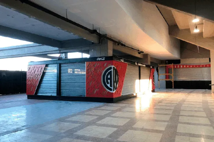 Los puestos de comida en la San Martín (@RiverPlate)