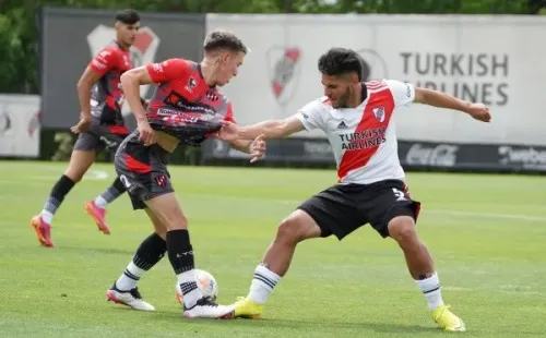Nahuel Casasola en plena disputa de pelota con un rival. (Foto: Prensa River)