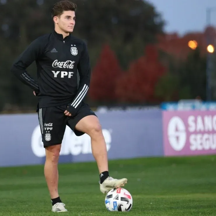 Julián Álvarez disputó cinco partidos en Argentina y todavía no marcó goles (@argentina)
