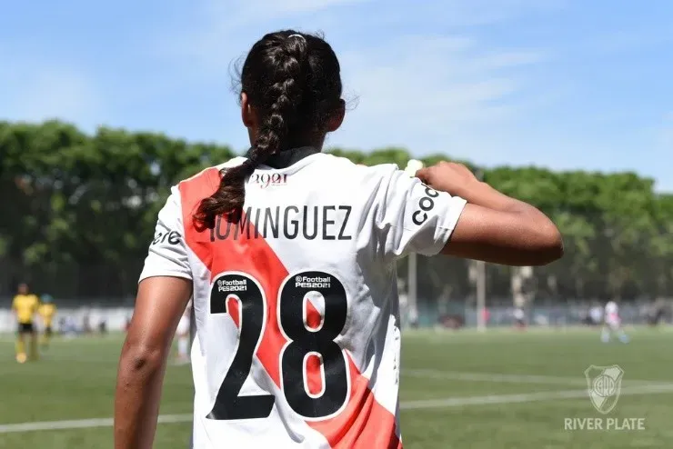 “Me gusta tener un número discreto. Me voy contenta con hacer un buen partido que con entrar con la 10 a la cancha” (Foto: Prensa River)