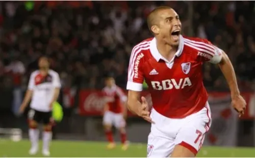 David Trezeguet y el festejo con la camiseta alternativa (Archivo LPM)