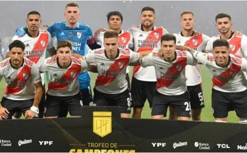 River logró la Liga Profesional y el Trofeo de Campeones con esta camiseta (Getty)