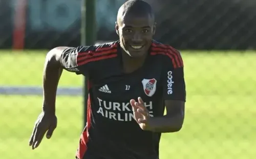 De la Cruz no pudo entrenarse a la par por un golpe en su rodilla derecha. (Foto: Prensa River).