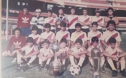 La categoría 1974 de River, campeona de 9na División de AFA. Abajo de todo, de derecha a izquierda, Buján en segundo lugar detrás del trofeo y a su lado, en tercer lugar, Biscay. Arriba de Buján en la segunda hilera aparece Favio Orsi. (Foto: Rodrigo Mases)