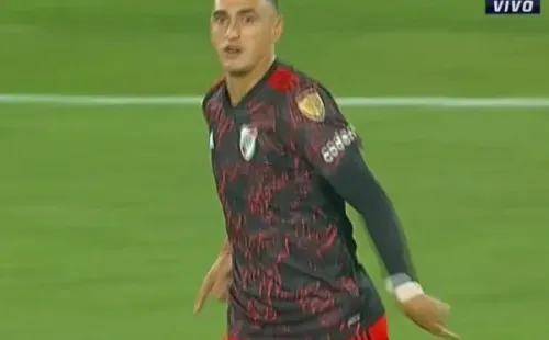 El momento del ingreso de Suárez en los primeros minutos del segundo tiempo. (Foto: Captura TV).