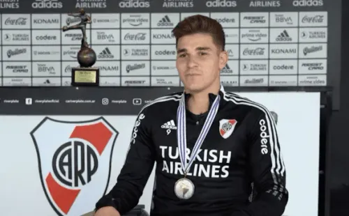 La Araña posa con la medalla y de fondo se puede ver el premio que obtuvo. (Foto: Captura Twitter).