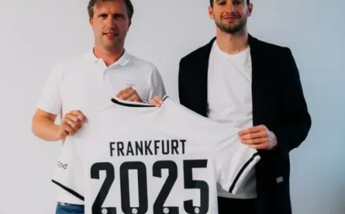 La foto oficial del Pipa con su nuevo club en Alemania (@Eintracht)