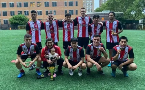 El equipo de Brooklyn y los colores de River bien en alto.