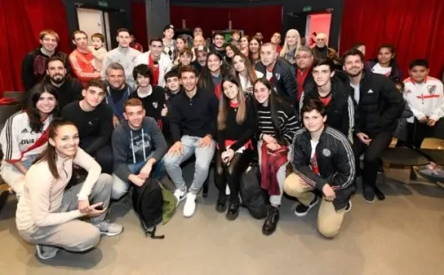 Leo Ponzio junto a los hinchas en una charla íntima (Foto: Prensa River)