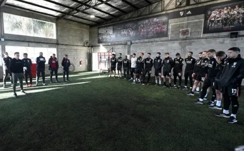Los jugadores de River se despidieron de Julián en el predio de Ezeiza. (Foto: Prensa River).