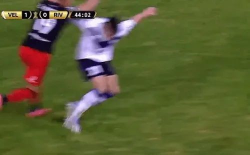 Brazo extendido de Gómez cortando un contraataque cuando ya estaba amonestado.