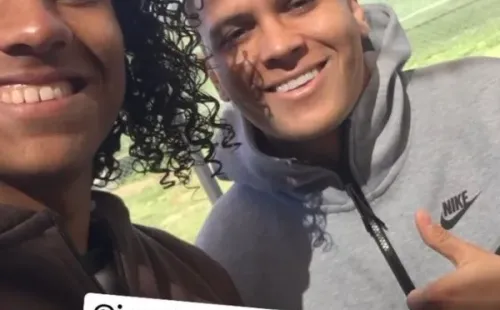 El defensor peruano junto a Juanfer Quintero.