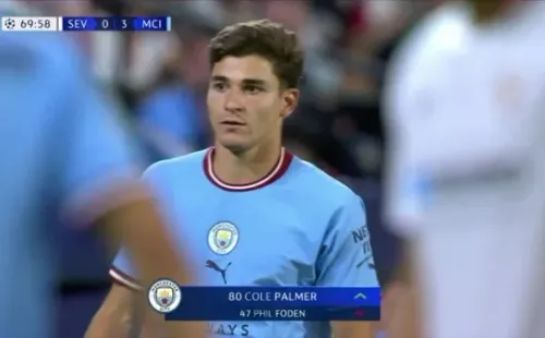 Con camiseta tradicional y short bordó, Julián sumó sus primeros minutos en Champions.