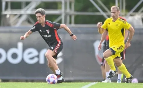 Al igual que en sus épocas de futbolista, Buján la lleva pegada a su zurda. (Foto: Prensa River).