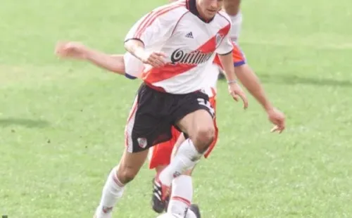 Aimar en acción en un partido ante Argentinos Juniors del Apertura 2000.