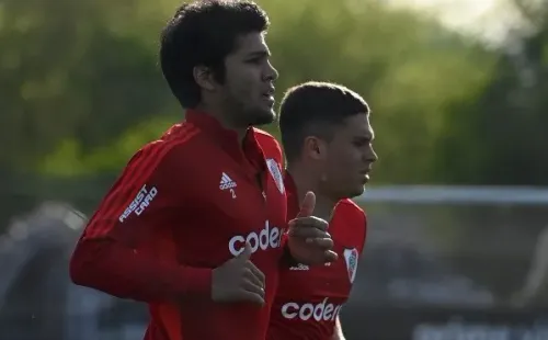 Robert se alista para volver y ya hace fútbol a la par de sus compañeros. (Foto: Prensa River).