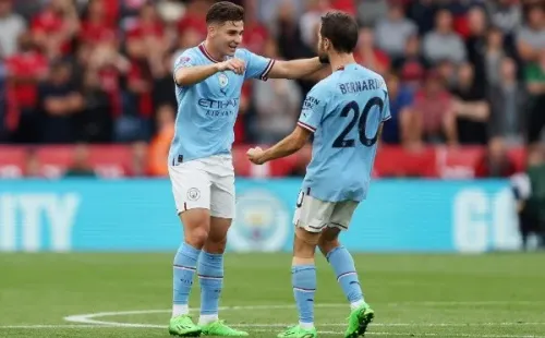 Bernardo Silva abrazando a la Araña cuando marcó su primer gol ante el Liverpool, en Community Shield. (Foto: Getty).
