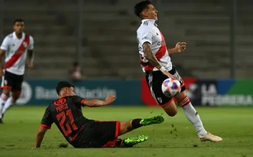 El momento de la dura entrada del jugador de La Calera que terminó lesionando al Colo. (Foto: La Página Millonaria / Diego Haliasz).