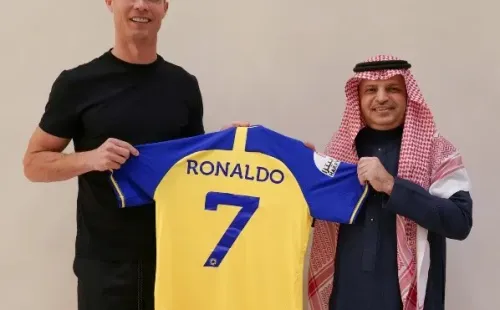 La foto oficial de CR7 posando junto al jeque dueño del Al Nassr.