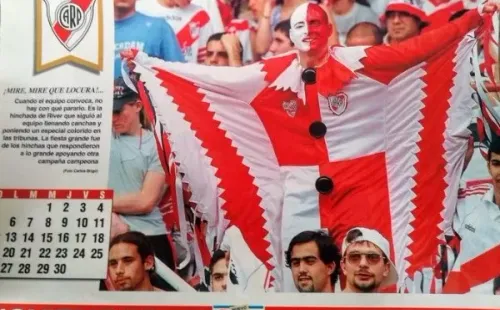 Hernán vestido de pájaro alentando a River (Diario Popular)