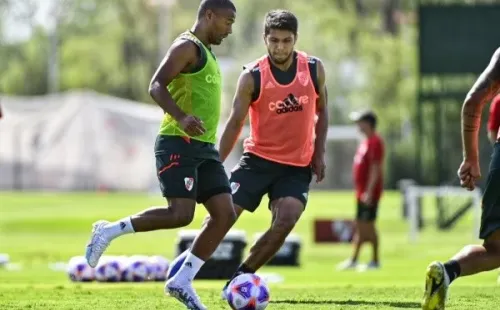 De La Cruz encara a Robert Rojas en la práctica matutina (Foto: Prensa River)