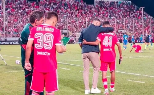 Germán Lux, ayudante de Demichelis, dándole las indicaciones previas al ingreso al hijo del Muñeco.