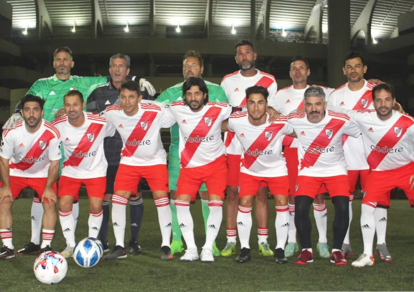 Cirigliano, abajo, entre el Chori Domínguez y el Burrito Ortega, en la foto clásica antes de enfrentar a San Lorenzo (Foto: Maia Santoro / Instagram @manesantoroph)