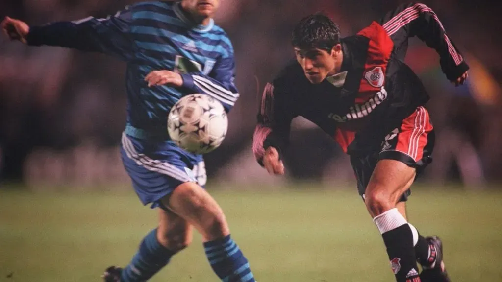 El estreno oficial de la camiseta negra y roja en la Copa Sudamericana 1999 (Foto: Museo River)
