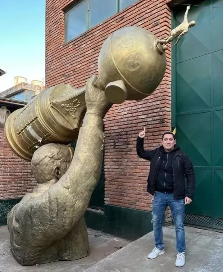 Carlos Trillo con la estatua.