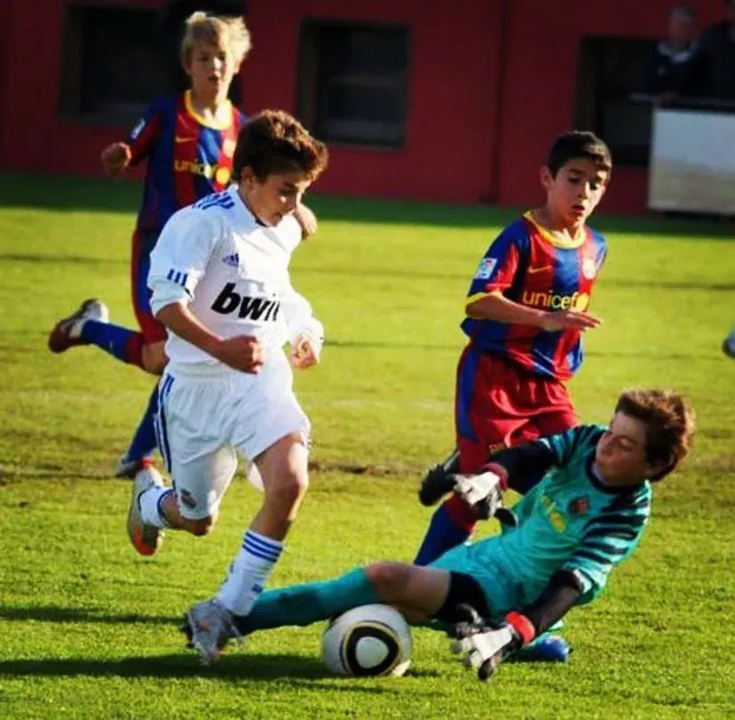 Julián desparramando rivales en un clásico juvenil ante el Barcelona.