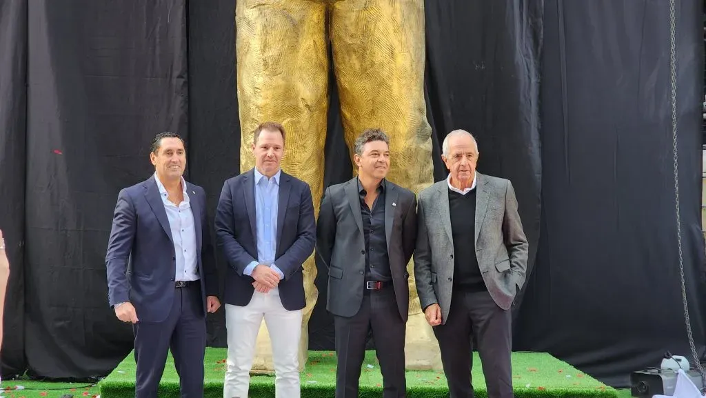 Carlos Trillo, impulsor de la estatua, el presidente Jorge Brito, el Muñeco y el ex presidente Rodolfo D’Onofrio. (Foto: LPM).