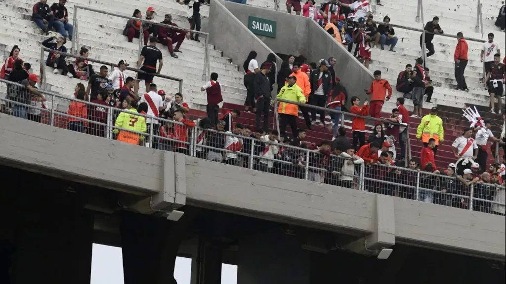 Los hinchas millonarios deberán no podrán subirse a barandas y parapetos.