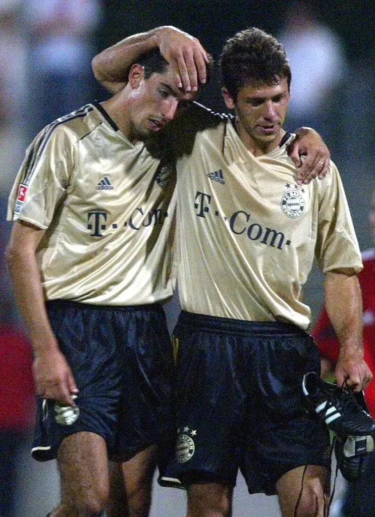 Allá lejos y hace tiempo, Roy Makaay y Martín Demichelis, compañeros en Bayern Munich (Foto: Getty)