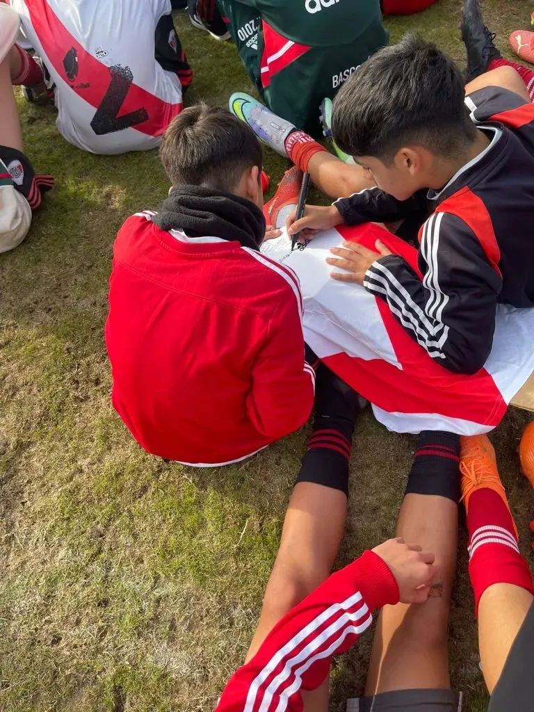 Saviola se llevó una camiseta firmada de todos los chicos del fútbol infantil.