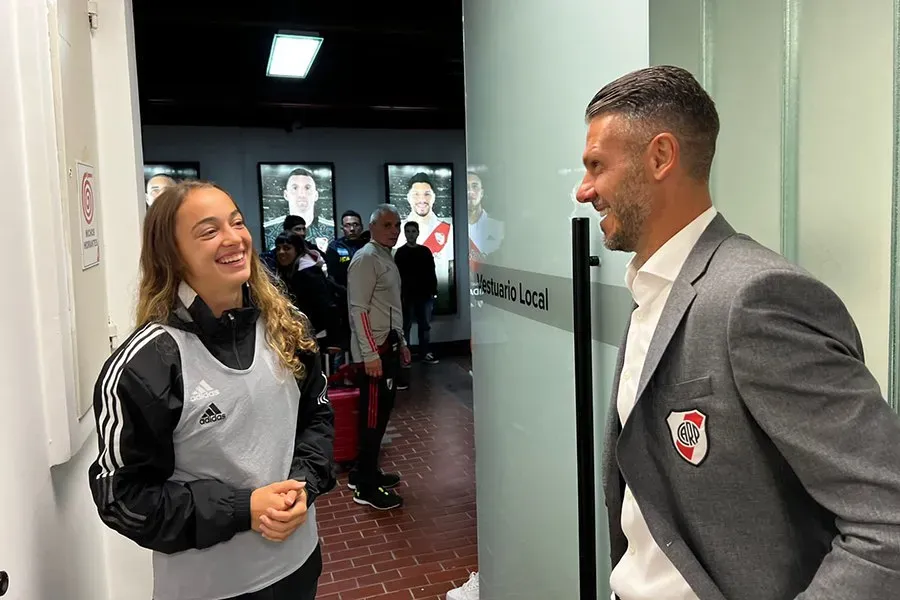 Después del partido contra Unión, Demichelis recibió a Delfina en el vestuario. El DT y Nacho Fernández le agradecieron (Foto: Prensa River).