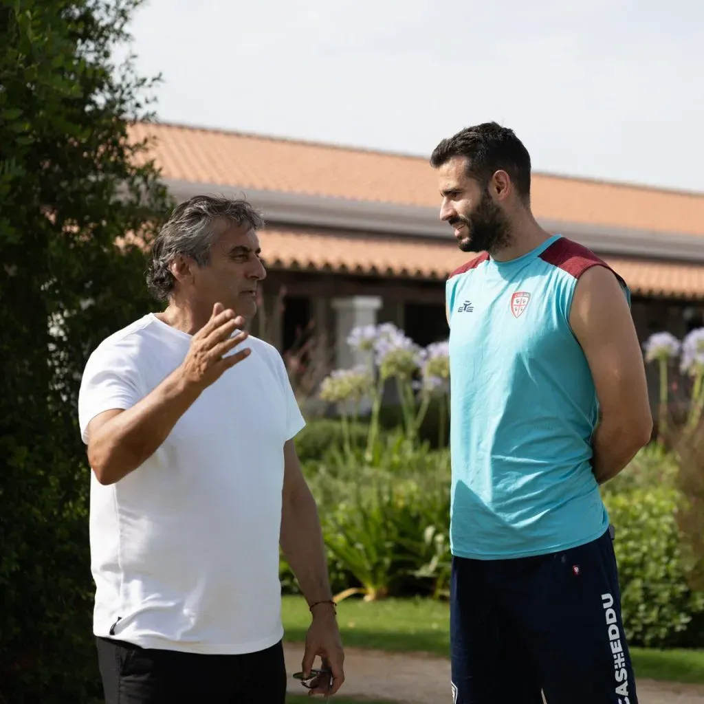 La charla de Enzo su compatriota Gastón Pereiro (@CagliariCalcio)