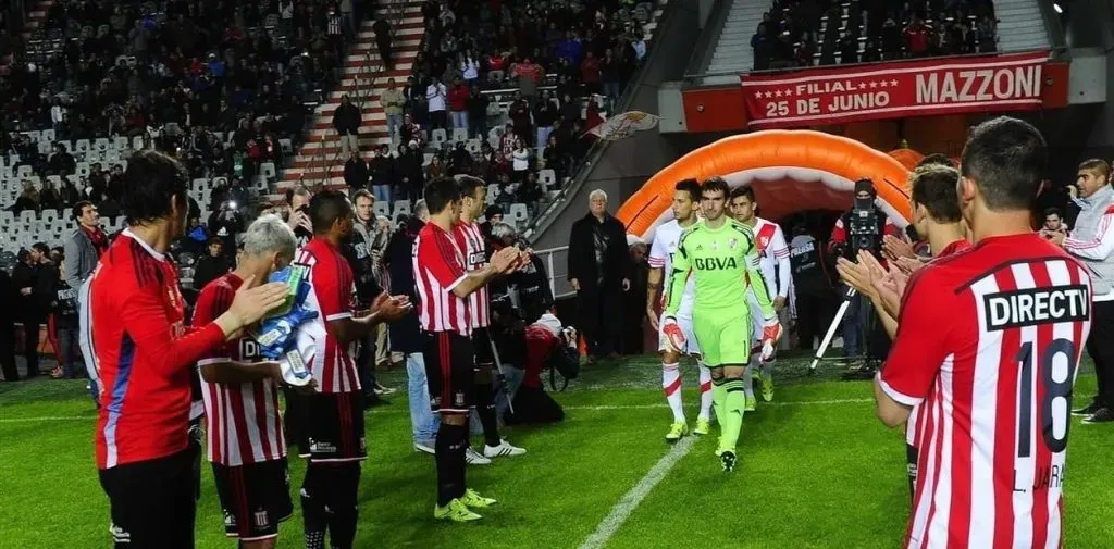 Estudiantes de La Plata le hizo un pasillo de campeón a River en 2015.