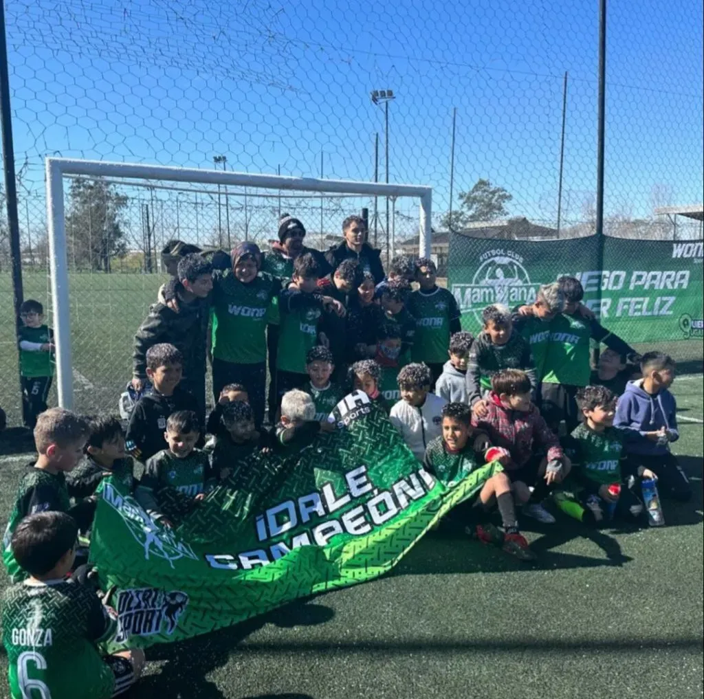 El festejo de los pibes que forman parte de la escuelita de Mammana (Instagram)