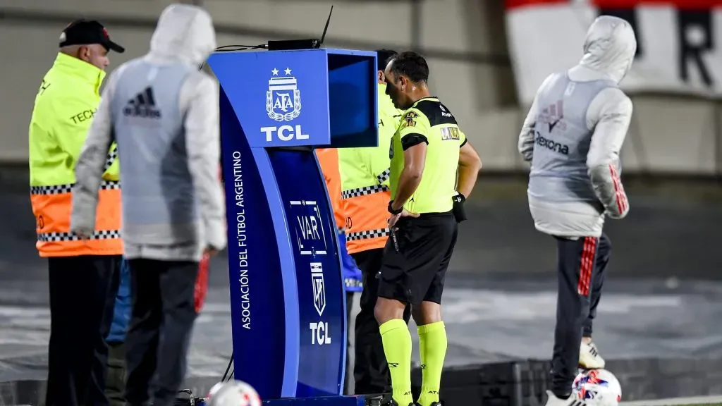 Darío Herrera había dirigido el último superclásico y ninguno de los dos clubes lo quería.