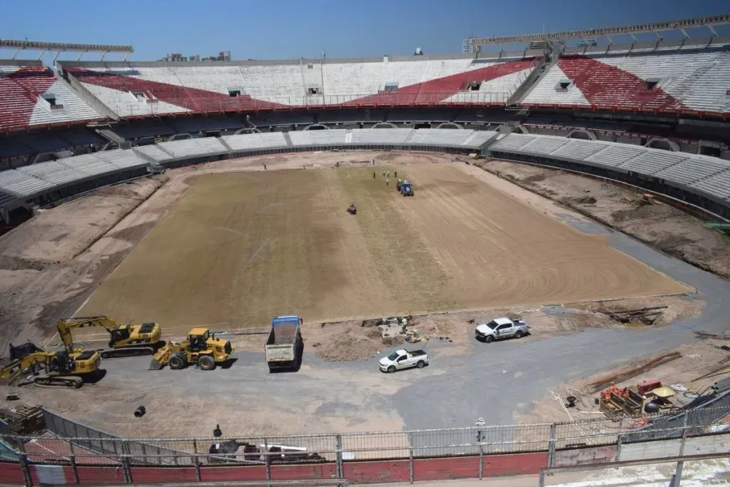 Las obras en el campo de juego que obligaron a mudar la localía (Foto: Prensa River)