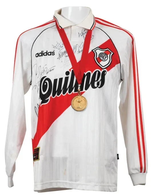 La casaca de la Libertadores 96. (Foto: libro Mantos de @millonariocamisetas)