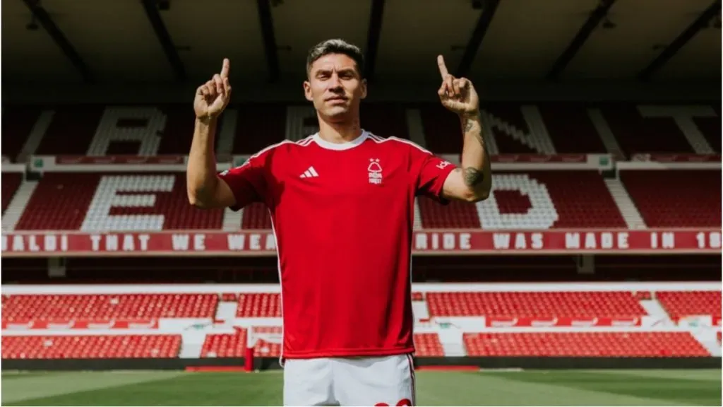 Gonzalo Montiel dejó Sevilla en el último mercado de pases y ahora juega en el Nottingham Forest de Inglaterra.