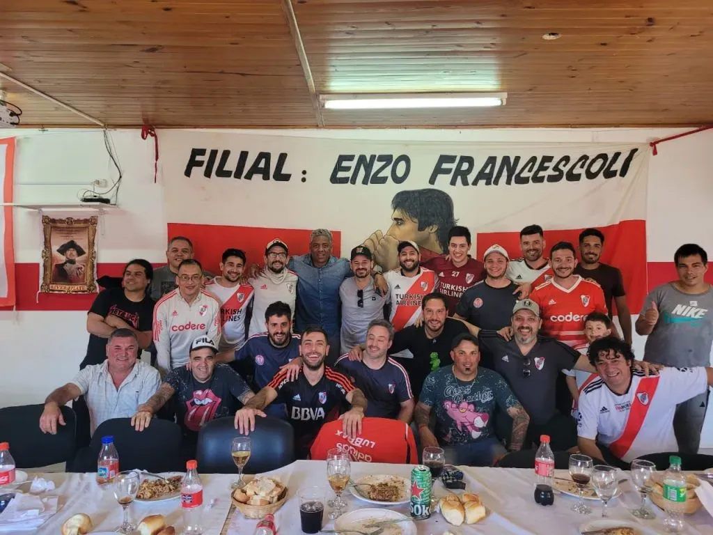 Los integrantes de la Comisión de Filiales junto a la Filial Enzo Francescoli de Carlos Casares.