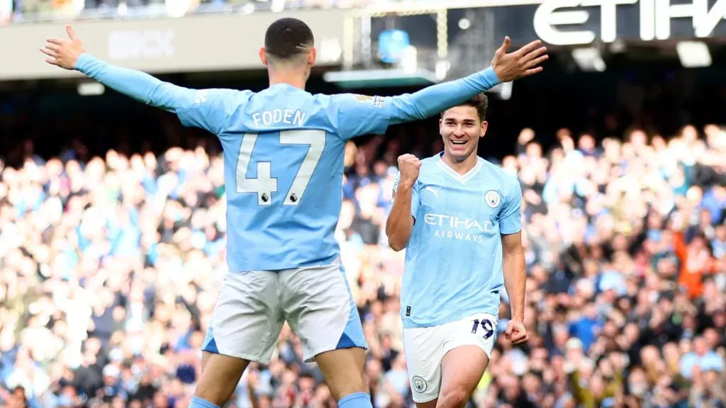 Abrazo de gol con Foden. (Foto: Getty).