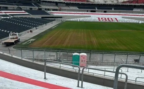 Continúa la colocación de butacas en el Monumental.